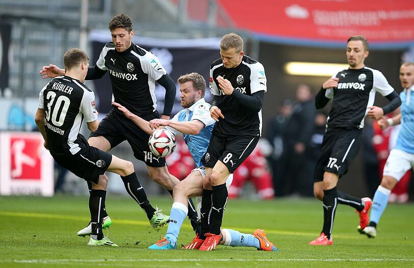 STEPHAN HAIN - Note 4 - Das Pech bleibt ihm treu. Nach seiner langen Verletzungspause spielte er nach 13 Monaten endlich wieder in der Startelf &ndash; bis er in der 27. Minute verletzungsbedingt wieder raus musste.