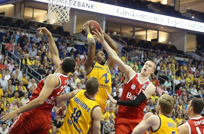 Rebounds waren eine der großen Schwächen der Bayern um Robin Benzing (r.) im ersten Halbfinalspiel gegen Alba Berlin.