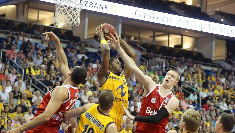 Rebounds waren eine der großen Schwächen der Bayern um Robin Benzing (r.) im ersten Halbfinalspiel gegen Alba Berlin. Rebounds waren eine der großen Schwächen der Bayern um Robin Benzing (r.) im ersten Halbfinalspiel gegen Alba Berlin.