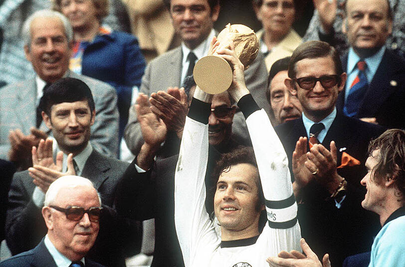 Franz Beckenbauer trug die Binde zwischen 1971 und 1977. In seine matszeit fällt 1974 der zweite WM-Titel.