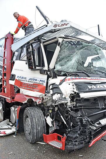Auf der A99 ist ein Autotransporter auf einen vorausfahrenden Sattelschlepper aufgefahren. Der Unfall führte zu kilometerlangen Staus.