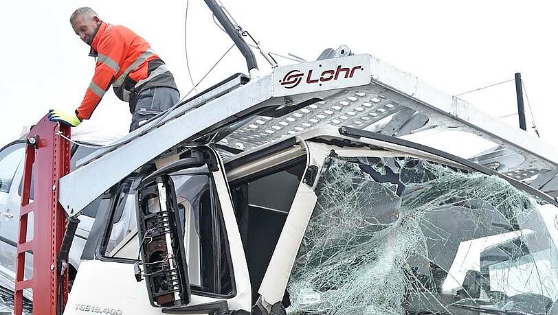 Auf der A99 ist ein Autotransporter auf einen vorausfahrenden Sattelschlepper aufgefahren. Der Unfall führte zu kilometerlangen Staus. Auf der A99 ist ein Autotransporter auf einen vorausfahrenden Sattelschlepper aufgefahren. Der Unfall führte zu kilometerlangen Staus.