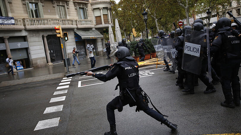 Referendum in Katalonien über die Abspaltung von Spanien. Die Polizei greift massiv in die Wahl ein. Die Bilder.