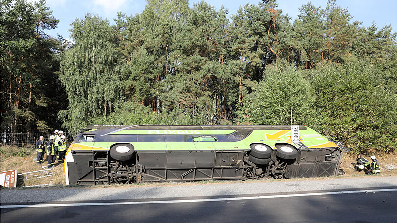 Bei dem Fernbus-Unfall verletzten sich 16 Personen &ndash; die Bilder vom Unfallort.
