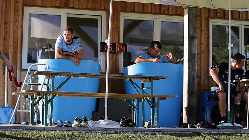 Entspannung in der Eis-Tonne: Sascha Mölders (l.) und Stefan Lex nach der ersten Trainingseinheit in Windischgarsten.