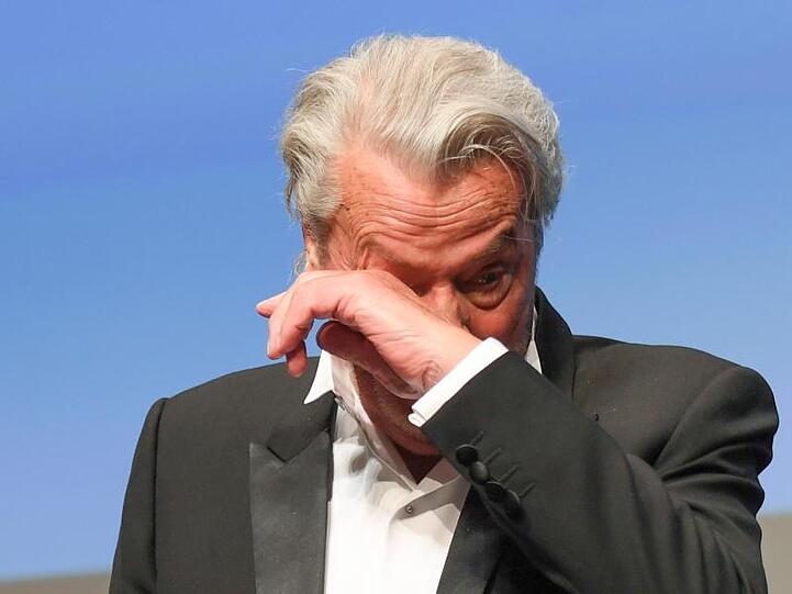 Ein sichtlich gerührter Alain Delon in Cannes.