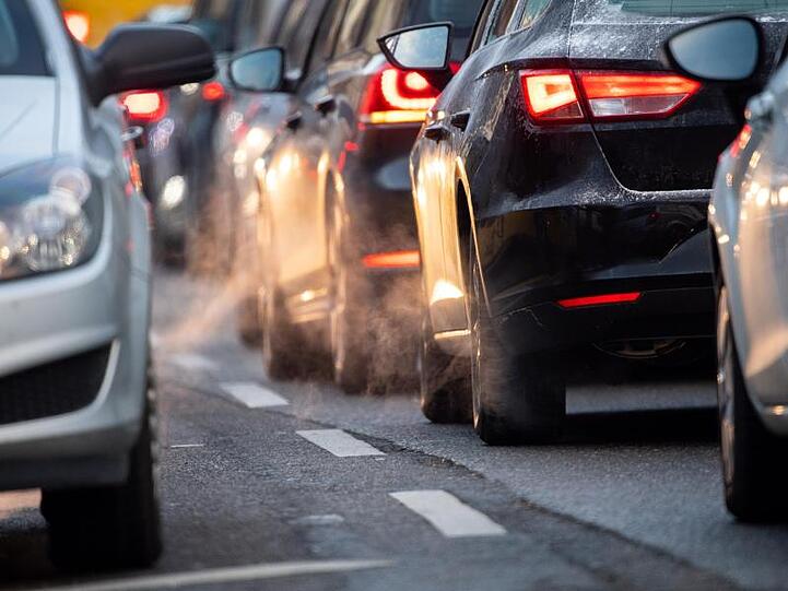Autos stehen in Stuttgart im Stau.