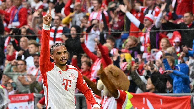 Leroy Sané vom FC Bayern jubelt nach dem 1:0 gegen Augsburg.