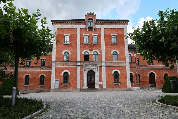 Das Rathaus von Rosenheim dient in der Serie als Polizeistation. Das Rathaus von Rosenheim dient in der Serie als Polizeistation.