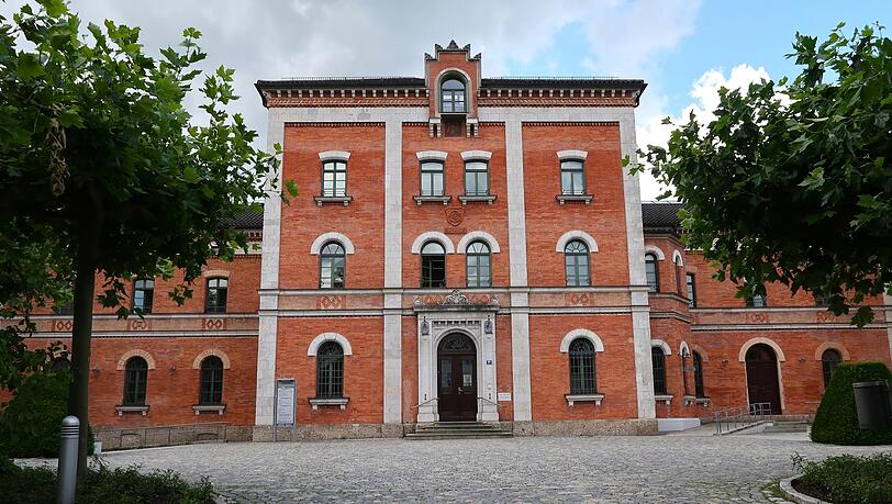 Das Rathaus von Rosenheim dient in der Serie als Polizeistation. Das Rathaus von Rosenheim dient in der Serie als Polizeistation.