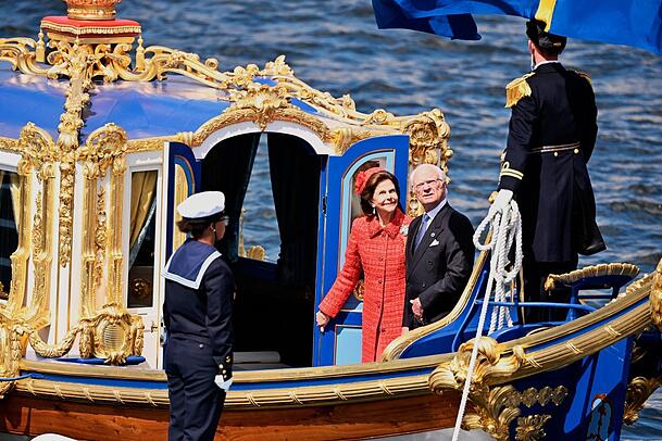 50 Jahre später: dasselbe Paar, dieselbe Schaluppe. Der schwedische König Carl XVI. Gustaf und Königin Silvia gehen anlässlich ihrer Goldenen Hochzeit am Skeppsbron an Bord. 50 Jahre später: dasselbe Paar, dieselbe Schaluppe. Der schwedische König Carl XVI. Gustaf und Königin Silvia gehen anlässlich ihrer Goldenen Hochzeit am Skeppsbron an Bord.