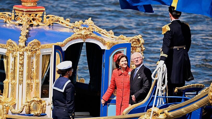50 Jahre sp&auml;ter: dasselbe Paar, dieselbe Schaluppe. Der schwedische K&ouml;nig Carl XVI. Gustaf und K&ouml;nigin Silvia gehen anl&auml;sslich ihrer Goldenen Hochzeit am Skeppsbron an Bord.