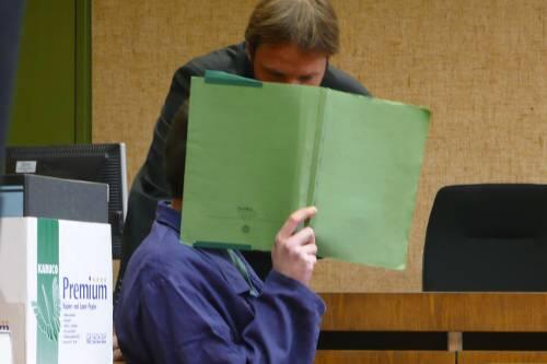 Markus H. (27) versteckt sein Gesicht hinter einem Aktendeckel. Sein Anwalt Marco Noli redet mit ihm.