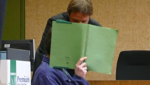 Markus H. (27) versteckt sein Gesicht hinter einem Aktendeckel. Sein Anwalt Marco Noli redet mit ihm. Markus H. (27) versteckt sein Gesicht hinter einem Aktendeckel. Sein Anwalt Marco Noli redet mit ihm.