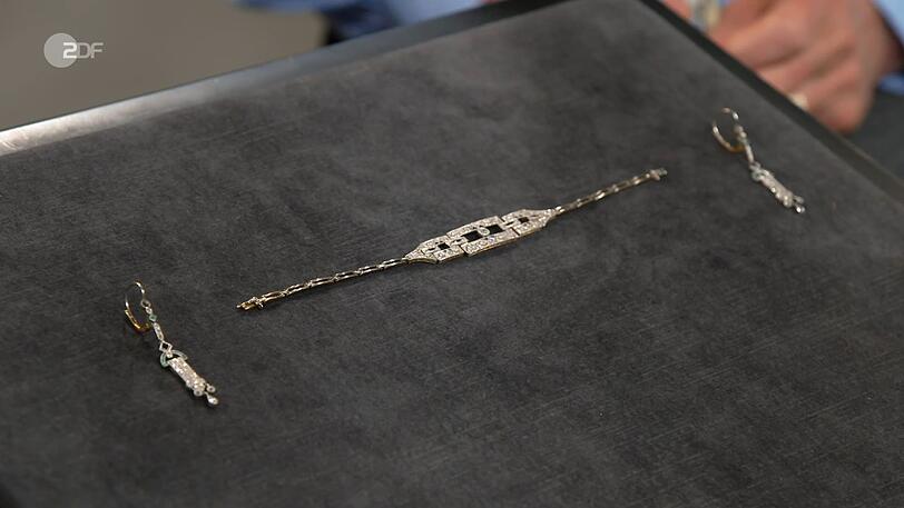 Ein Armband und die dazugehörigen Ohrhänger aus Gold, Platin und Diamanten sollte Tanja und Christiane 1.300 Euro einbringen, fanden die Freundinnen. Expertin Rezepa-Zabel erhöhte auf bis zu 2.400. Daniel Meyer bezahlte sogar 2.600 Euro. Ein Armband und die dazugehörigen Ohrhänger aus Gold, Platin und Diamanten sollte Tanja und Christiane 1.300 Euro einbringen, fanden die Freundinnen. Expertin Rezepa-Zabel erhöhte auf bis zu 2.400. Daniel Meyer bezahlte sogar 2.600 Euro.