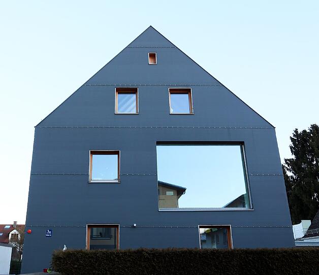Das &bdquo;Graue Haus&ldquo; (Architekturbüro Stefan Krötsch) in Fürstenried: Ein umgebautes und modernisiertes Einfamilienhaus, das 1956 erbaut wurde.