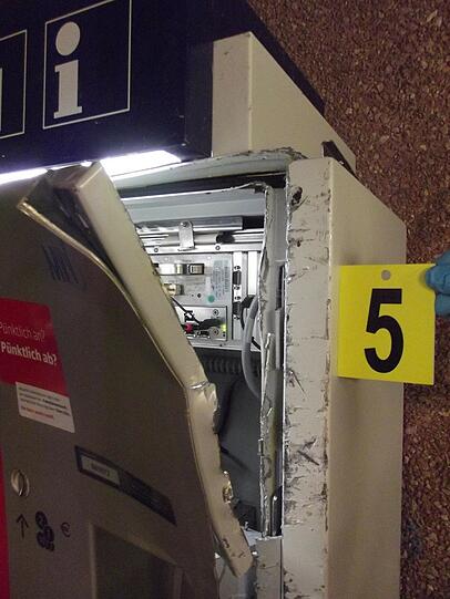 Mit der Spitzhacke gegen einen DB-Automaten - der Automat hielt Stand. Die Bilder aus Malching.