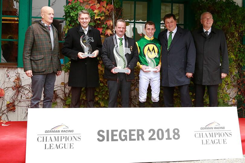Trainer: Markus Klug (2.v.l.), Besitzer: Stall Mulligan, Gerhard Graf (3.v.l) und Werner Gerhold (5.v.l.). Jockey:
Eddy Hardouin (Mitte). Dietrich von Boetticher (links) Präsident des Münchener Rennvereins e.V., Besitzer des
Gestüts Ammerland. Rechts im Bild: Dr. Michael Vesper (Präsident German-Racing) gratuliert den Siegern.