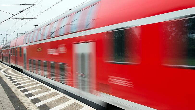 Eine Regionalbahn musste am Poinger Bahnhof eine Schnellbremsung einleiten. (Symbolbild) Eine Regionalbahn musste am Poinger Bahnhof eine Schnellbremsung einleiten. (Symbolbild)