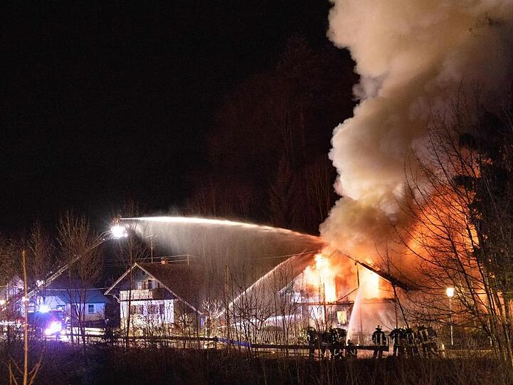 Feuerwehrleute löschen ein Haus. Foto: Benjamin Liss/-/dpa