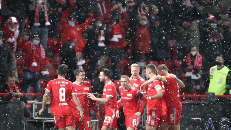 Jubel bei Schneefall im Stadion An der Alten Försterei: Die Spieler von Union Berlin feiern das 2:1 gegen RB Leipzig.