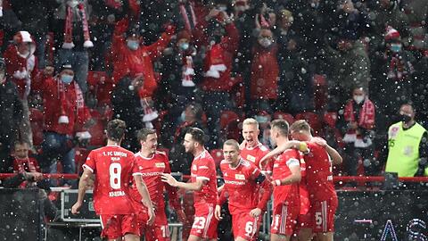 Jubel bei Schneefall im Stadion An der Alten Försterei: Die Spieler von Union Berlin feiern das 2:1 gegen RB Leipzig.