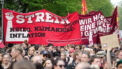 Unter dem Motto "Revolutionärer 1. Mai" haben linke und linksradikale Gruppen am Tag der Arbeit zu einer Demonstration aufgerufen.