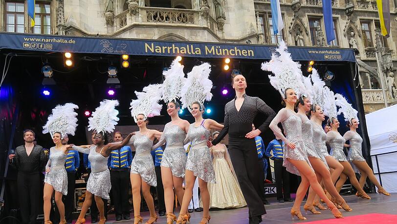 Glanzvoller Auftritt: Die Narrhalla-Prinzengarde zeigt vor dem Rathaus erstmals ihre neue schmissige Choreographie.