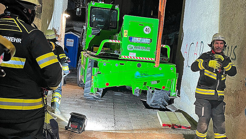 Der Teleskoplader brach mit seinem rechten Hinterreifen durch die Fahrbahndecke.