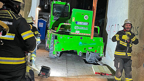 Der Teleskoplader brach mit seinem rechten Hinterreifen durch die Fahrbahndecke.