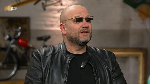 "Das sieht aber cool aus", machte Horst Lichter seinem "Bares f&uuml;r Rares"-Experten Sven Deutschmanek (Bild) ob seiner Brille ein Kompliment.