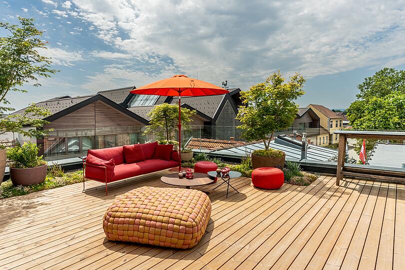 Die Dachterrasse im Mörwald Gutshof Hotel, das mitten in einer Weinlandschaft liegt. Die Dachterrasse im Mörwald Gutshof Hotel, das mitten in einer Weinlandschaft liegt.