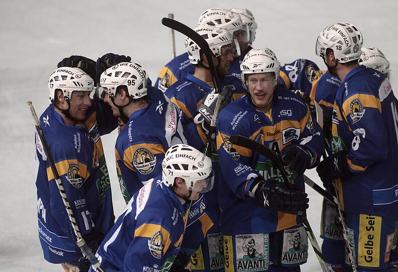 Jubel beim EHC. Der Fortbestand des Klubs ist gesichert.
