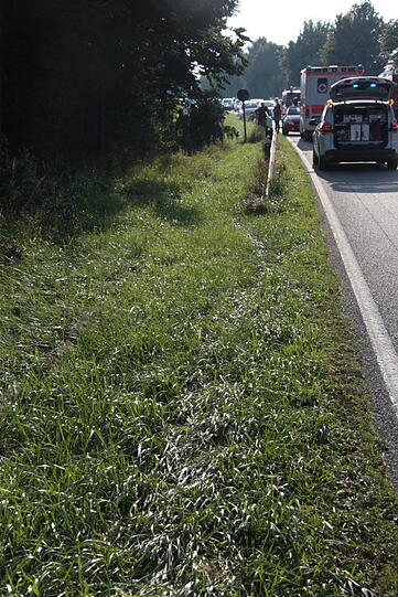 Zwischen Mühldorf und München kommt ein Münchner Fahrer von der Straße ab und fährt in eine Baumgruppe. Danach stürzt das Auto vier Meter tief. Wie schwer der Fahrer verletzt wird, ist unklar.