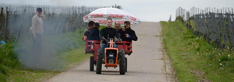 Wie jedes Jahr an Christi Himmelfahrt feiern die Herren der Schöpfung den Vatertag und ziehen mit Bollerwagen und Bier durch Wald und Flur. Wir zeigen die besten Bilder vom Vatertag!