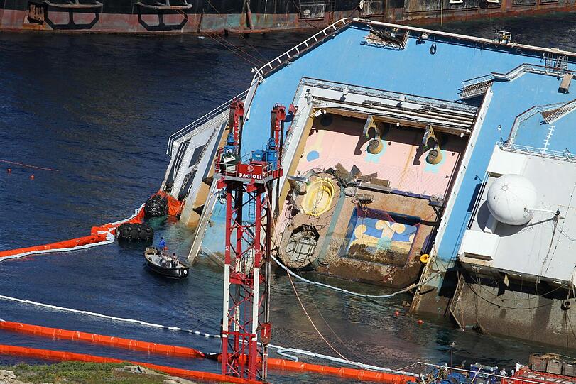 Der Bergungseinsatz am havarierten 
Kreuzfahrtschiff &bdquo;Costa Concordia&ldquo; hat sich am Montag deutlich 
verzögert. Die Aufrichtung des Schiffs vor der italienischen Insel 
Giglio werde voraussichtlich erst am Dienstag im Morgengrauen 
abgeschlossen sein. Die Bilder!