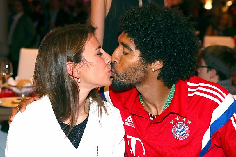 Die Bayern feiern: Nach dem Sieg gegen Borussia Dortmund im DFB-Pokalfinale lässt der FC Bayern in Berlin die Korken knallen. Hier die Feierbilder aus der Telekom-Zentrale.