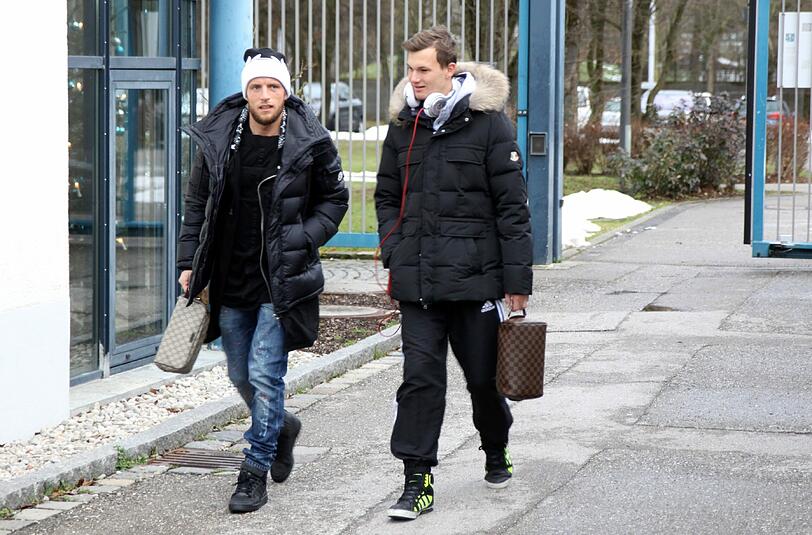 Daniel Adlung (li.) war einer der ersten am Trainingsgelände.