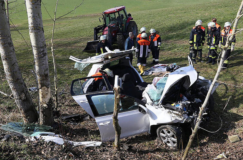 Bilder vom Unfall in Wald bei Altötting. Eine junge Fahranfängerin ist von der Fahrbahn abgekommen und gegen einen Baum geprallt.