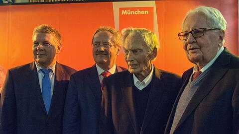 Der letzte öffentliche Auftritt &ndash; und dann gleich mit allen SPD-Granden der Stadt zusammen: Georg Kronawitter beim 70-jährigen SPD-Jubiläum in einer Reihe mit (v. l.) OB Dieter Reiter und den Alt-OB Christian Ude und Hans-Jochen Vogel.