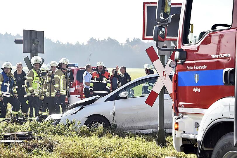 Der Mazda wurde von der S-Bahn erfasst und von den Schienen geschleudert. Der Fahrer hatte mehrere Schutzengel: Er erlitt nur einen Schock.