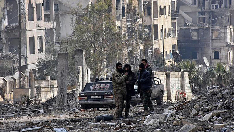 Das deutsche Entwicklungsministerium finanziert rund 30 Monate lang die Arbeit von 1000 syrischen Ärzten, Krankenpflegern und Traumapsychologen. Außerdem sollen rund 200 Helfer in Trauma-Bewältigung weitergebildet werden. Das deutsche Entwicklungsministerium finanziert rund 30 Monate lang die Arbeit von 1000 syrischen Ärzten, Krankenpflegern und Traumapsychologen. Außerdem sollen rund 200 Helfer in Trauma-Bewältigung weitergebildet werden.