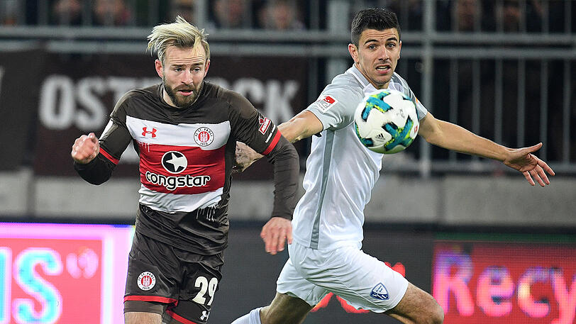 Paulis Jan-Marc Schneider (links) und Bochums Anthony Losilla kämpfen um den Ball.