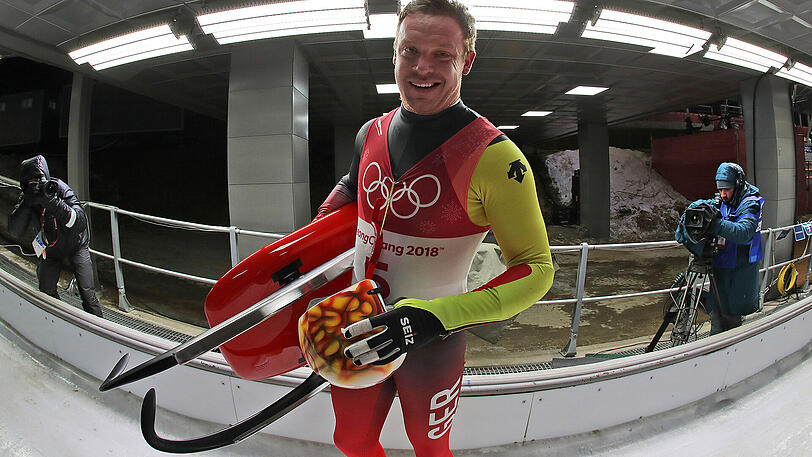 Rodler Felix Loch greift bei Olympia nach Gold.