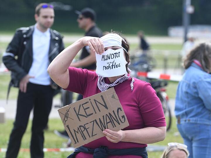 Eine Teilnehmerin einer Demonstrationen gegen Corona-Maßnahmen. (Archivbild)