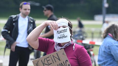 Eine Teilnehmerin einer Demonstrationen gegen Corona-Maßnahmen. (Archivbild)