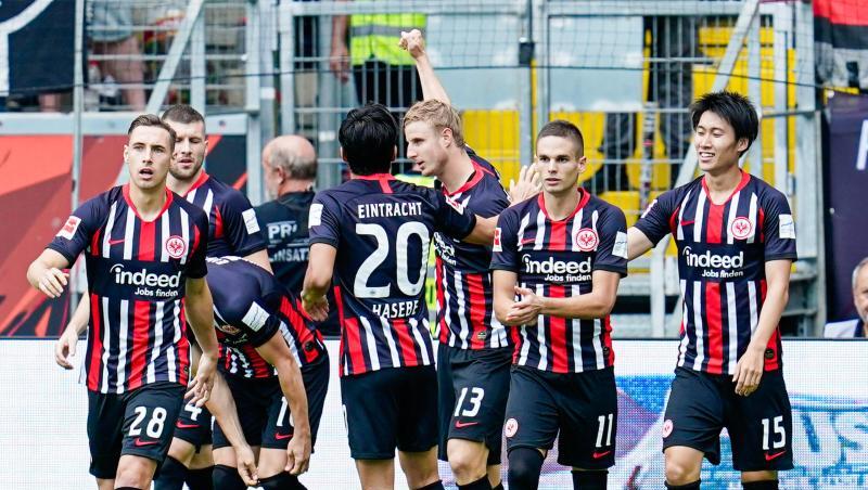 Schon in der ersten Minute sorgte Martin Hinteregger (M) für Frankfurts Führung. Schon in der ersten Minute sorgte Martin Hinteregger (M) für Frankfurts Führung.