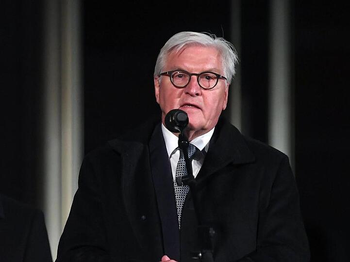 Bundespräsident Frank-Walter Steinmeier (r) spricht neben Michael Kretschmer (CDU), Ministerpräsident von Sachsen, auf dem Lichtfest. Überlagert wurden die Feierlichkeiten von den Ereignissen im benachbarten Halle.