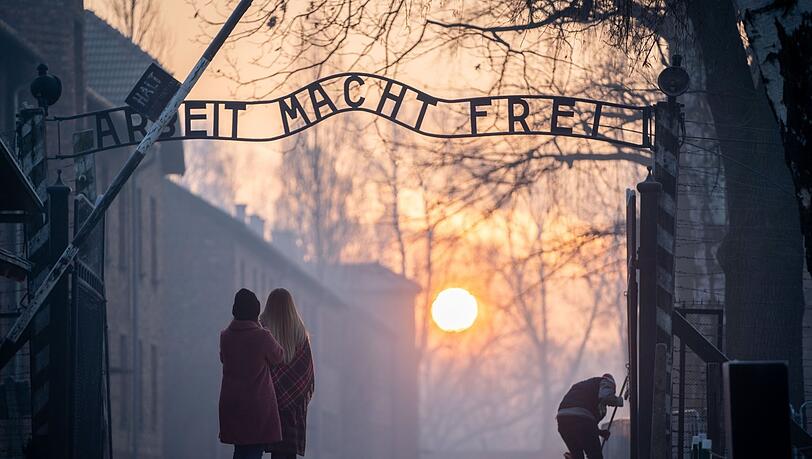 Das Tor zum früheren Konzentrationslager Auschwitz I mit dem Schriftzug "Arbeit macht frei". Die Zahl der hier Ermordeten beläuft sich auf 1,1 bis 1,5 Millionen, die meisten von ihnen Juden.