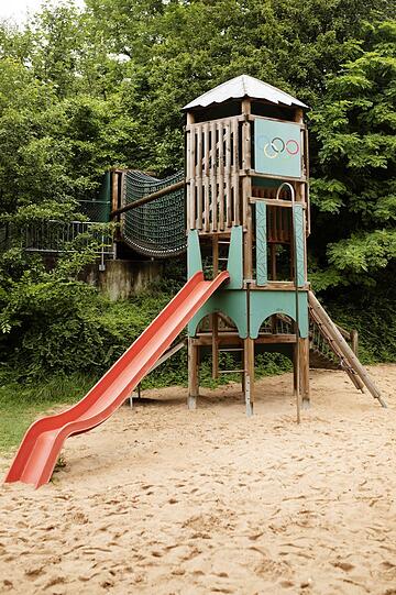 Ein Spielplatz mit Olympia-Symbol.